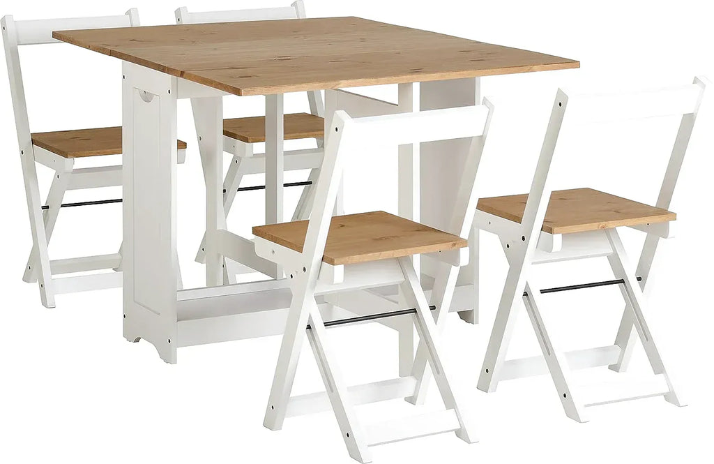 Ensemble table et 4 chaises pliantes dans un petit appartement