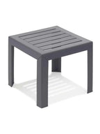Petite table basse de jardin pliante de 40 cm à côté d'un transat