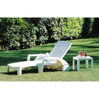 Petite table basse de jardin pliante de 40 cm à côté d'un transat - photo 8