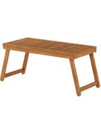 Petite table basse pliante en bois de meranti huilé devant un canapé d'extérieur
