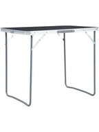 Petite table de camping pliante en aluminium et MDF 80 x 60 cm devant une tente
