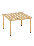 Petite table de jardin en bois pliante sur une terrasse
