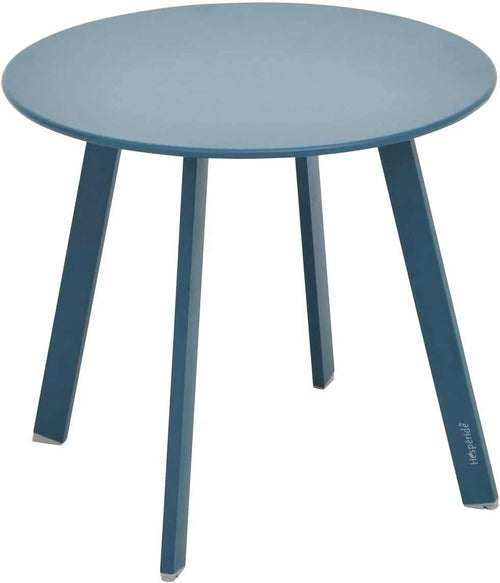 Petite table ronde pliante de jardin de 50 cm à côté d'un transat