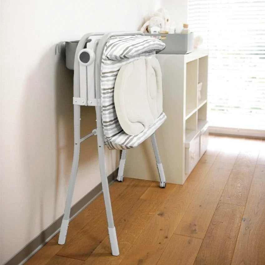 Table à langer avec baignoire pliante intégrée dans une salle de bain - photo 2