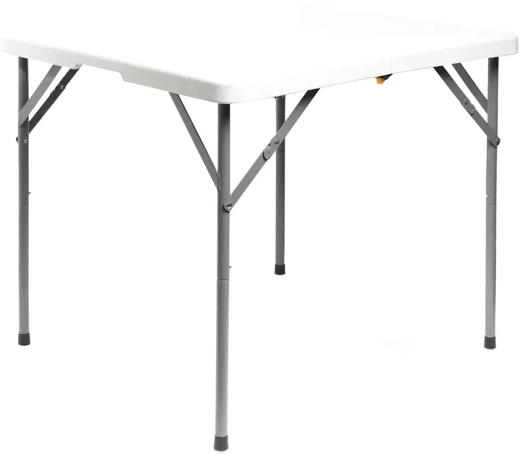 Table de jardin carrée pliante dépliée sur une terrasse extérieure