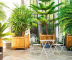 Table de jardin en fer forgé pliante de 70 x 70 cm sur une terrasse - photo 3