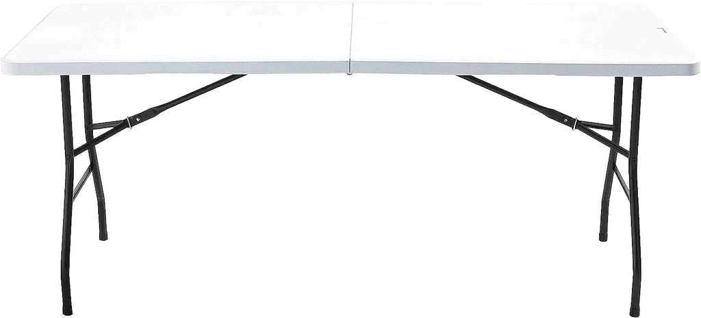 Table de jardin pliante de 180 cm dressée pour huit convives