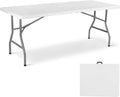 Table de jardin pliante blanche en résine de 183 x 76 cm dans un jardin