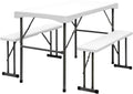Ensemble table et bancs pliants de 112 cm dans un jardin