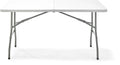 Table pliante de 150 cm dressée pour six convives