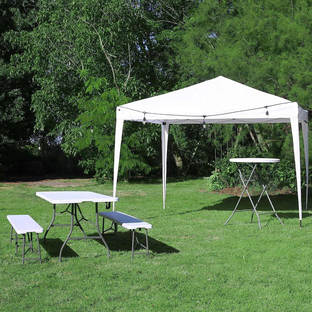 Table pliante blanche d'extérieur de 183 cm installée dans un jardin - photo 2