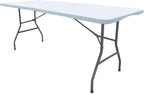 Table pliante de restaurant de 180 cm dressée pour huit couverts