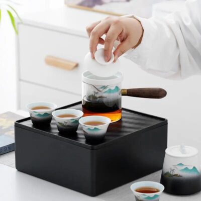 tragbares-japanisches-teeservice-aus-keramik-mit-bergmotiven