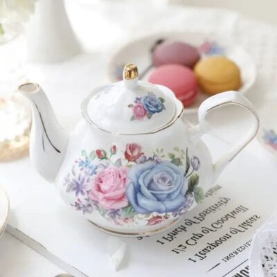 wei-e-englische-teekanne-aus-porzellan-rosa-blau-500-ml