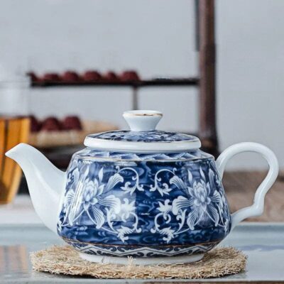 wei-e-und-blaue-chinesische-porzellankanne-mit-blumenmotiven-200ml