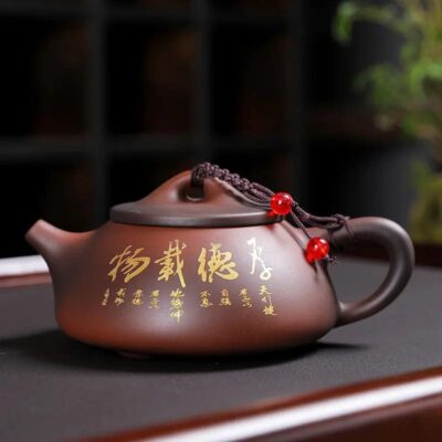 yixing-teekanne-braun-mit-symbolmuster-aus-ton-230ml